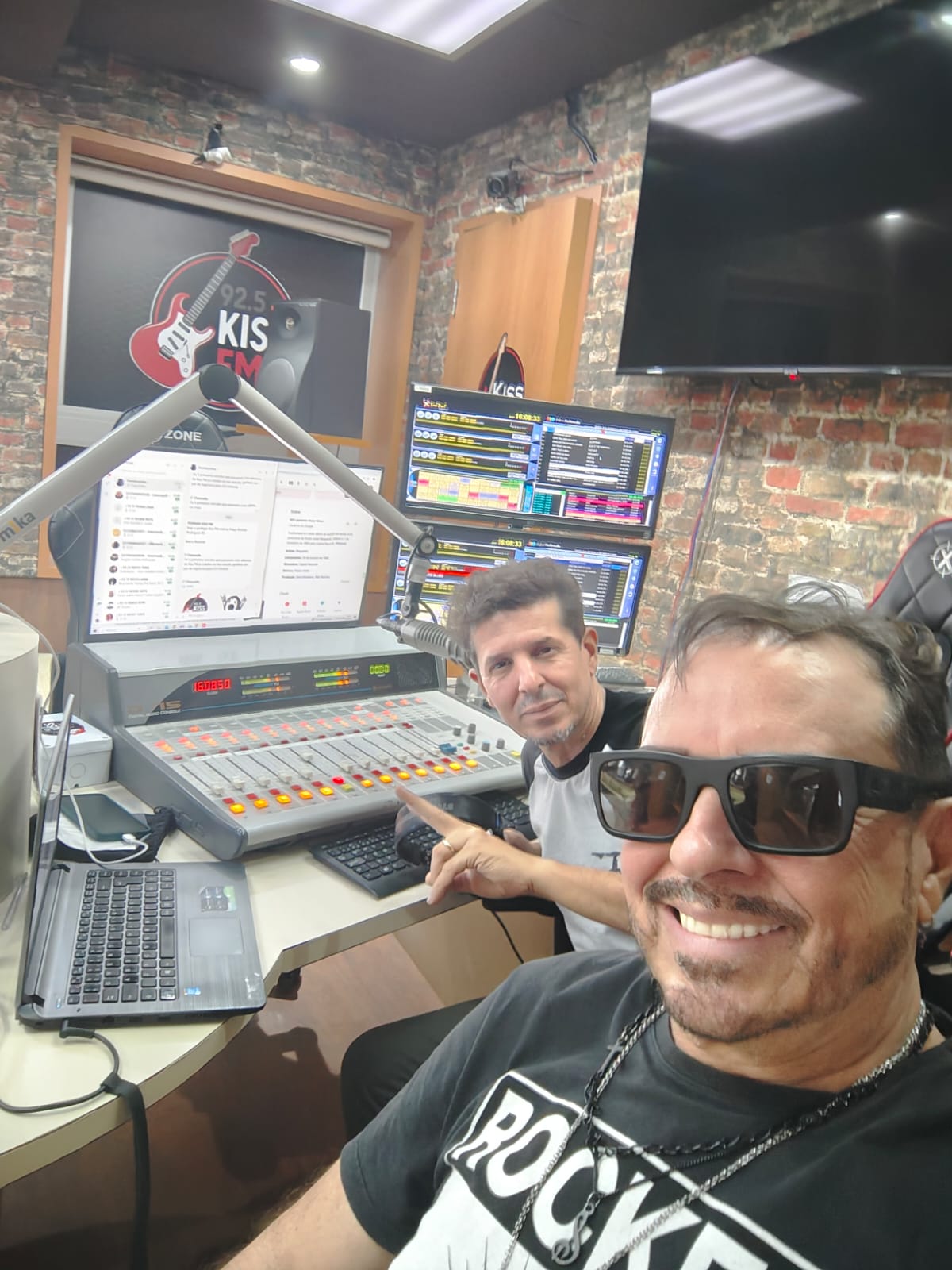 Visita à Kiss FM com a equipe Villa do Som